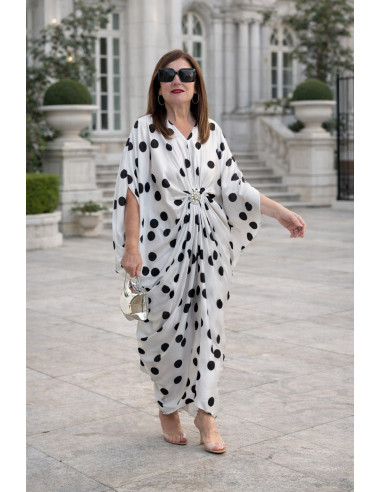 Vestido satén con broche central lunares