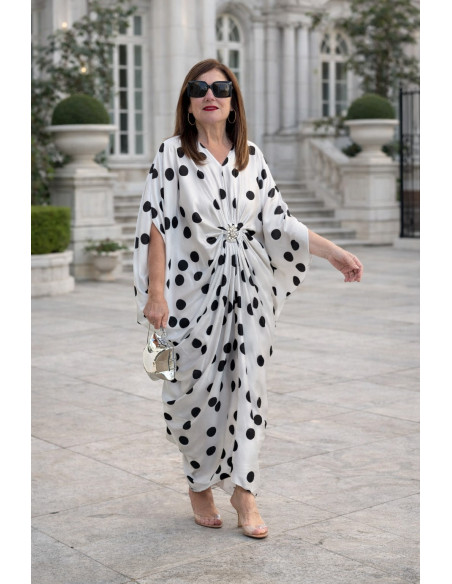 Vestido satén con broche central lunares