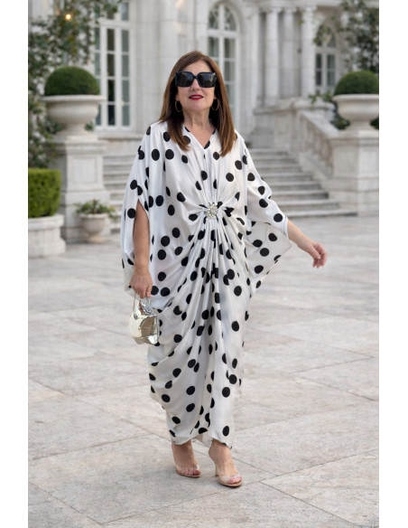 Vestido satén con broche central lunares