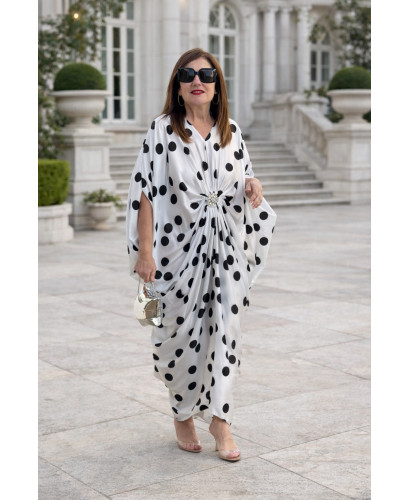 Vestido satén con broche central lunares