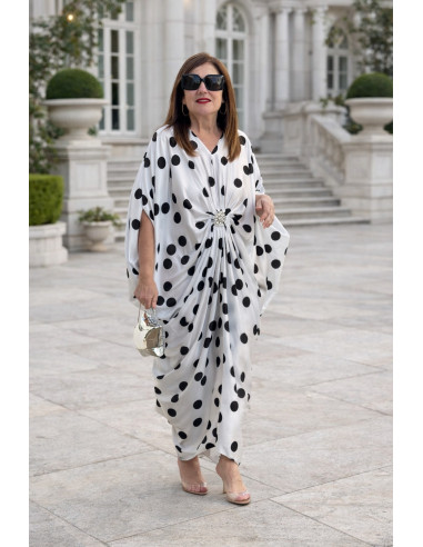 Vestido satén con broche central lunares