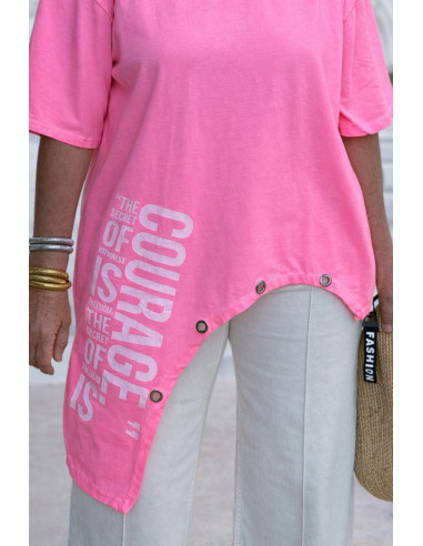 Camiseta asimétrica rosa con detalle de anillas