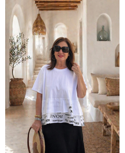 Camiseta blanca detalle letras