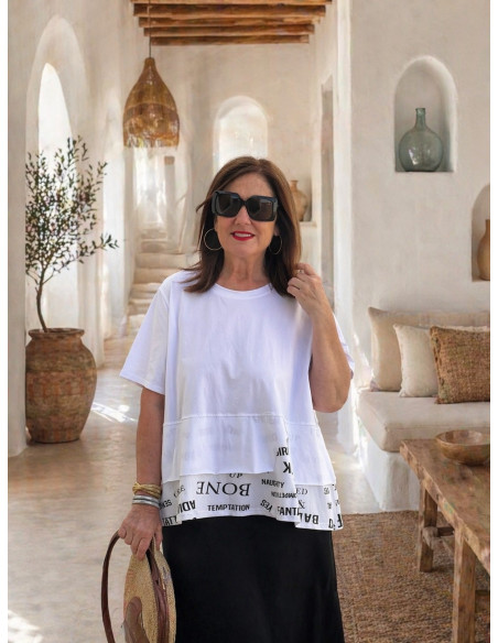 Camiseta blanca detalle letras