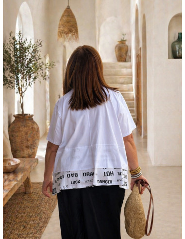 Camiseta blanca detalle letras