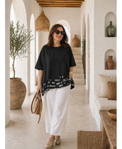 Camiseta negra detalle letras