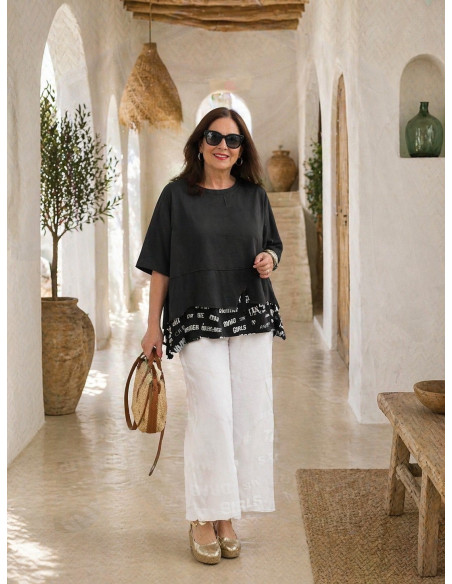 Camiseta negra detalle letras