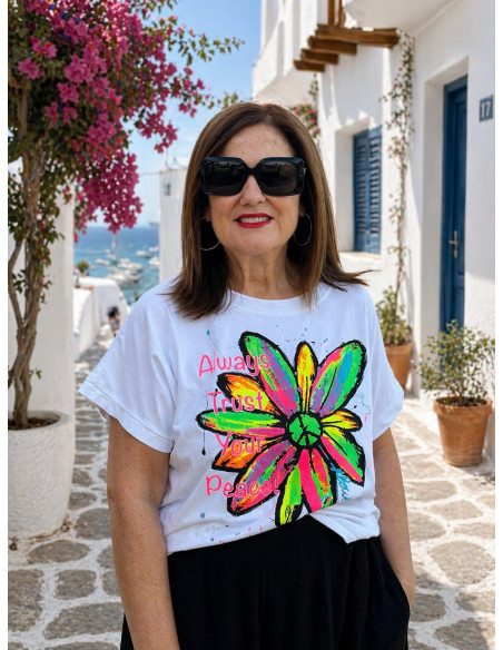 Camiseta blanca margarita flúor peace