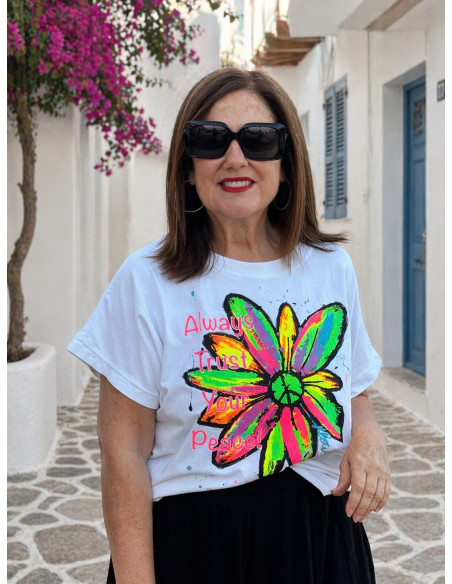 Camiseta blanca margarita flúor peace