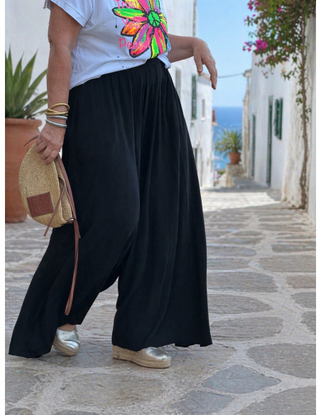 Pantalón negro pata ancha efecto falda