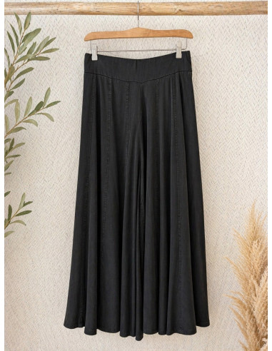 Pantalón negro pata ancha efecto falda