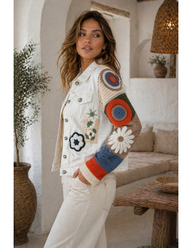 Cazadora vaquera blanca con mangas de punto y...