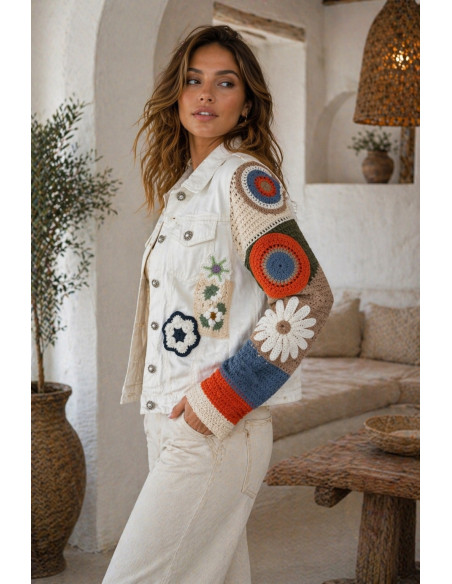 Cazadora vaquera blanca con mangas de punto y apliques florales