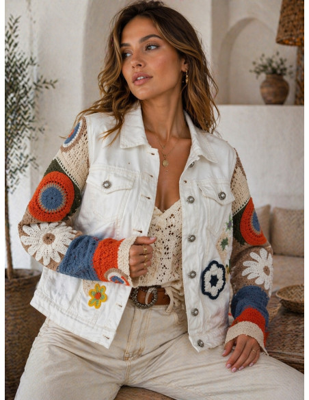 Cazadora vaquera blanca con mangas de punto y apliques florales