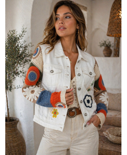 Cazadora vaquera blanca con mangas de punto y apliques...