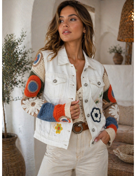Cazadora vaquera blanca con mangas de punto y apliques florales