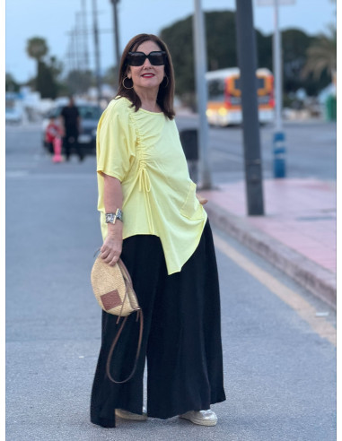 Camiseta amarilla asimétrica con fruncido lateral