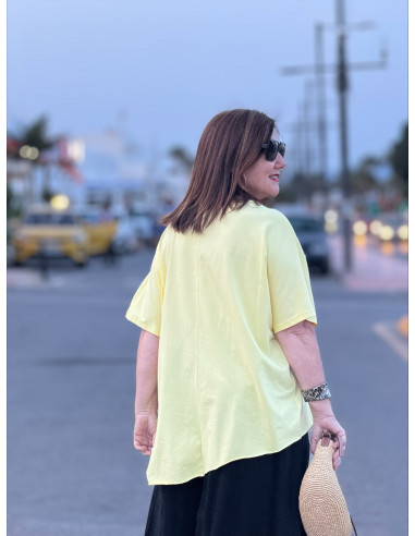 Camiseta amarilla asimétrica con fruncido lateral