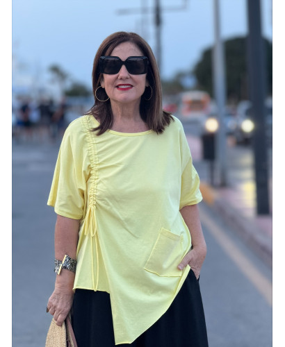 Camiseta amarilla asimétrica con fruncido lateral