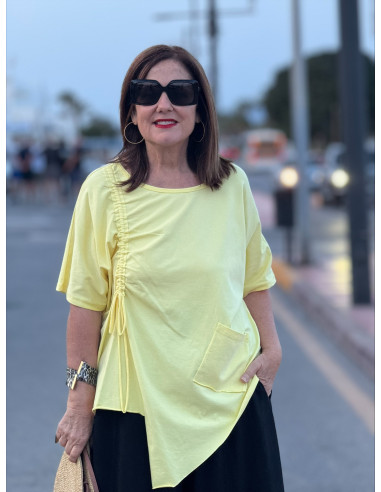 Camiseta amarilla asimétrica con fruncido lateral