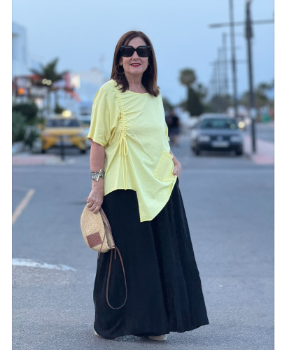 Camiseta amarilla asimétrica con fruncido lateral 2