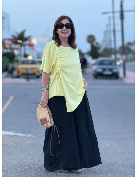 Camiseta amarilla asimétrica con fruncido lateral