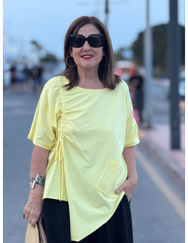 Camiseta amarilla asimétrica con fruncido lateral