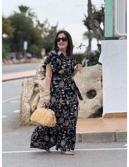 Vestido negro bordado con cuello camisero