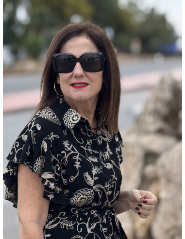 Vestido negro bordado con cuello camisero