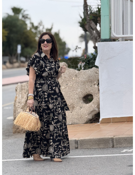 Vestido negro bordado con cuello camisero