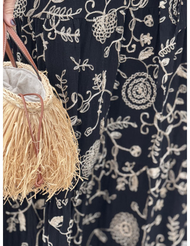 Vestido negro bordado con cuello camisero