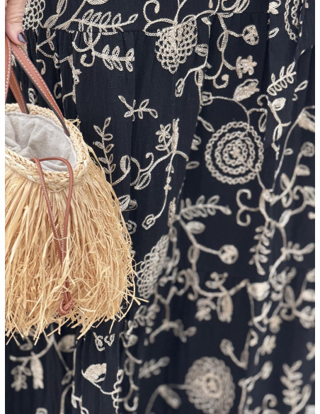 Vestido negro bordado con cuello camisero