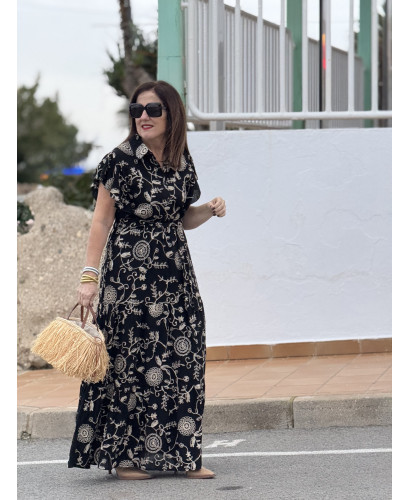 Vestido negro bordado con cuello camisero