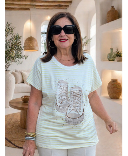 Camiseta navy amarilla y blanca con deportivas strass