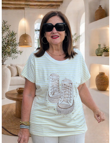 Camiseta navy amarilla y blanca con deportivas...