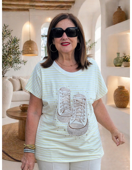 Camiseta navy amarilla y blanca con deportivas strass