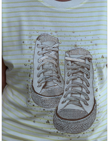 Camiseta navy amarilla y blanca con deportivas...