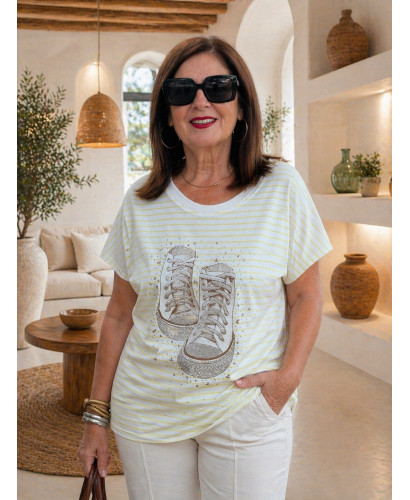 Camiseta navy amarilla y blanca con deportivas strass 2