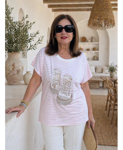 Camiseta navy rosa y blanca con deportivas strass