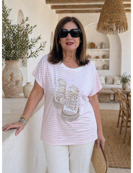 Camiseta navy rosa y blanca con deportivas strass