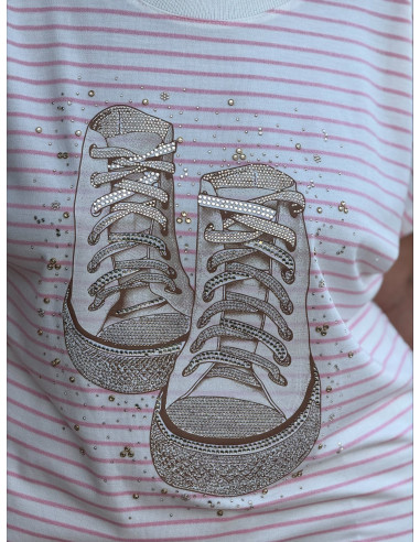 Camiseta navy rosa y blanca con deportivas strass