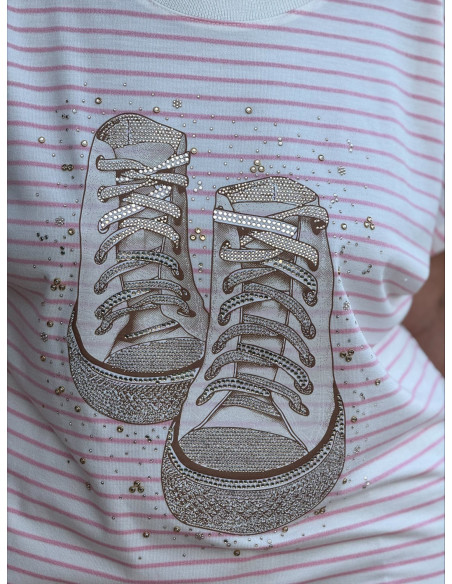 Camiseta navy rosa y blanca con deportivas strass