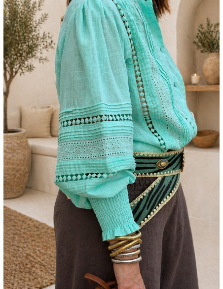 Camisa Aguamarina con Detalles Bordados y Microplisados