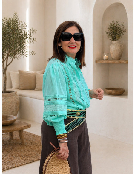 Camisa Aguamarina con Detalles Bordados y Microplisados