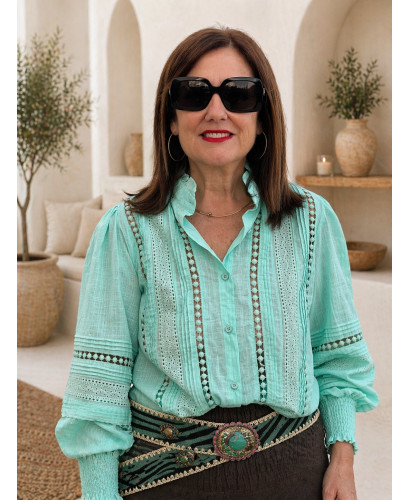 Camisa Aguamarina con Detalles Bordados y Microplisados