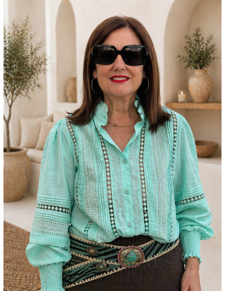 Camisa Aguamarina con Detalles Bordados y Microplisados