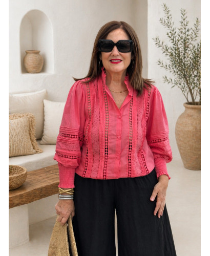 Camisa coral con Detalles Bordados y Microplisados