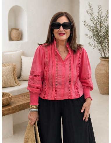 Camisa coral con Detalles Bordados y Microplisados