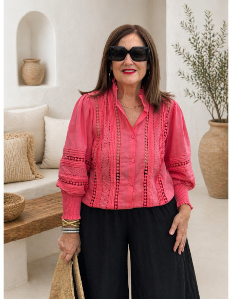 Camisa coral con Detalles Bordados y Microplisados