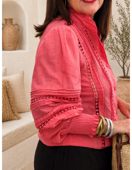 Camisa coral con Detalles Bordados y Microplisados